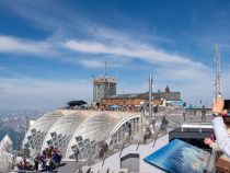 Auf der Zugspitze in Garmisch - Auf der Zugspitze ist man dann tatsächlich auch wieder in Garmisch. Die Talstation am Eibsee liegt nämlich genau genommen auf dem Gebiet der Gemeinde Grainau und erst kurz vor dem Gipfel erreicht die Seilbahn wieder Garmischer Gebiet. Das müssen sich aber nur die Gscheidhaferl merken.

In jedem Fall bietet die Zugspitze aber einen wahnsinns Rundumblick auf nahezu unzählige Berge des deutschen, österreichischen und teilweise sogar schweizer Alpenraums. An klaren Tagen reicht der blick sogar bis in die etwa 70 Kilometer entfernte Landeshauptstadt München. Für derart klare sicht eignet sich insbesondere ein schöner Herbst- oder Wintertag. • © alpintreff.de