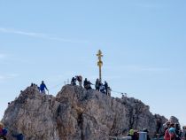 Ein kleiner, alpiner Klettersteig führt auf den eigentlichen Zugspitzgipfel, der mit einer Höhe von 2.962 Metern die höchste Erhebung Deutschlands darstellt. 

Das Gipfelkreuz ist übrigens bereits das zweite an diesem Standort. Vor über 30 Jahren wurde das Originalkreuz durch einen Nachbau ersetzt. Das ursprüngliche Kreuz befindet sich nun im Werdenfels-Museum.

<strong>Achtung:</strong> Ohne festes Schuhwerk solltest du nicht zum Kreuz gehen. Auch bei schlechtem Wetter oder insbesondere Gewittergefahr ist der Weg dorthin ein No-Go! • © alpintreff.de