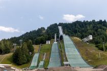 Olympiaschanzen Garmisch-Partenkirchen - Ein Highlight ist natürlich auch immer das Sprungstadion in Partenkirchen. Alljährlich findet hier am 1. Januar das prestigeträchtige Neujahrs-Skispringen im Rahmen der Vier-Schanzen-Tournee statt. Die Schanze wurde im Jahr 2007 neu errichtet, nachdem der damals aus den 50er Jahren stammende, stählerne Anlaufturm den Anforderungen moderner Wettkämpfe nicht mehr annähernd entsprach.

Die Schanzen links der großen Olympiaschanze werden nur noch für das Nachwuchstraining und Jugend-Wettbewerbe zum Beispiel im Rahmen des Deutschen Schülercups genutzt. • © alpintreff.de