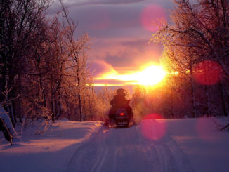Mit dem Schneemobil in den Sonnenuntergang. // Foto: pixabay